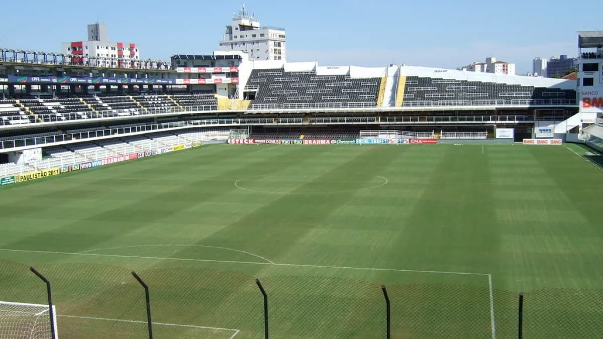 Vista do gramado e das arquibancadas do estádio Urbano Caldeira, a Vila Belmiro, em Santos
