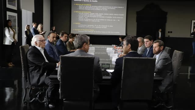 Reunião de transição entre governador e governador eleito, foto de arquivo que ilustra o rito de posse estadual