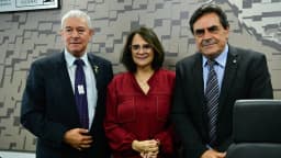 Deputado federal Domingos Sávio posa ao lado da senadora Damares Alves e do embaixador de Israel, em foto de arquivo