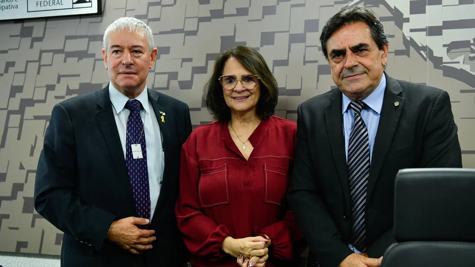 Deputado federal Domingos Sávio posa ao lado da senadora Damares Alves e do embaixador de Israel, em foto de arquivo
