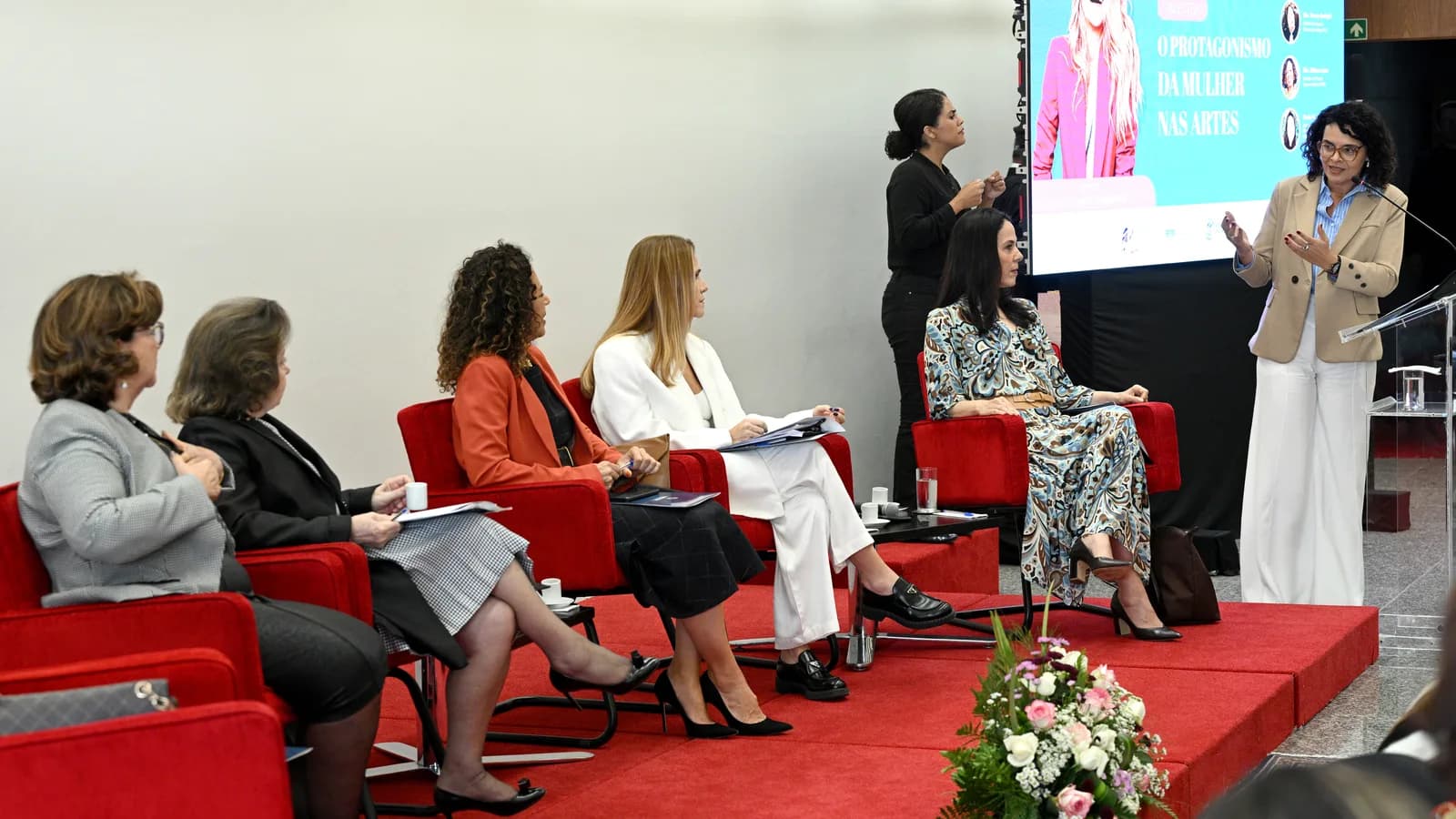 Ingrid Guimarães como palestrante principal em evento sobre mulheres nas artes, foto de arquivo