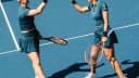 Luisa Stefani e Gabriela Dabrowski comemoram com toque de raquete durante partida de duplas no US Open