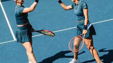 Luisa Stefani e Gabriela Dabrowski comemoram com toque de raquete durante partida de duplas no US Open