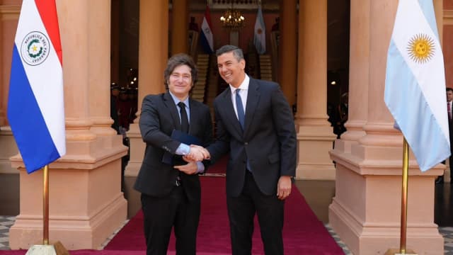 Javier Milei cumprimenta o presidente do Paraguai, Santiago Peña, em evento na Casa Rosada