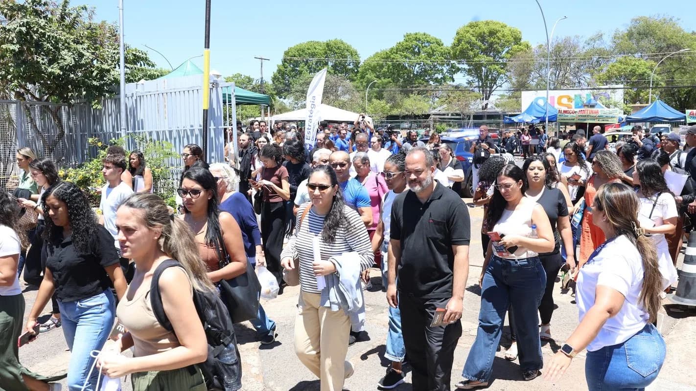 Candidatos deixam local de prova do Concurso Público Nacional Unificado em foto de arquivo