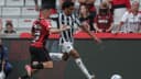 Jogadores do Atlético-MG e do Athletico-PR disputam a bola em campo, foto de arquivo