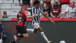 Jogadores do Atlético-MG e do Athletico-PR disputam a bola em campo, foto de arquivo