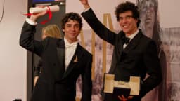 Javier Ambrossi e Javier Calvo posam com prêmio em evento de cinema.