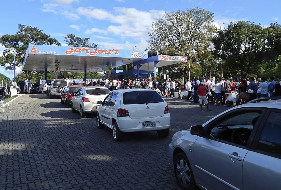 Posto JarJour SQN 206 - População forma fila para abastecer em consequência da greve dos caminhoneiros. 
 
Foto: Jonas Pereira/Agência Senado