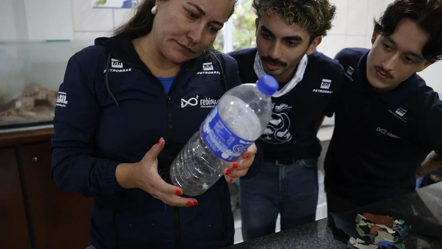 Garrafa de água sendo analisada em laboratório (foto de arquivo)