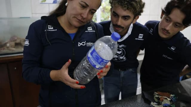 Garrafa de água sendo analisada em laboratório (foto de arquivo)