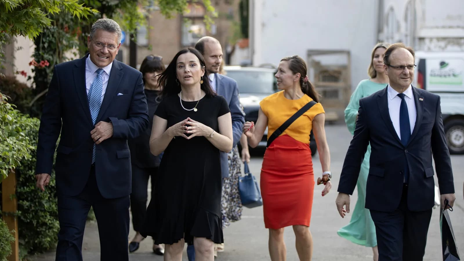 O comissário europeu de Comércio, Maros Sefcovic, caminha com uma comitiva durante visita oficial