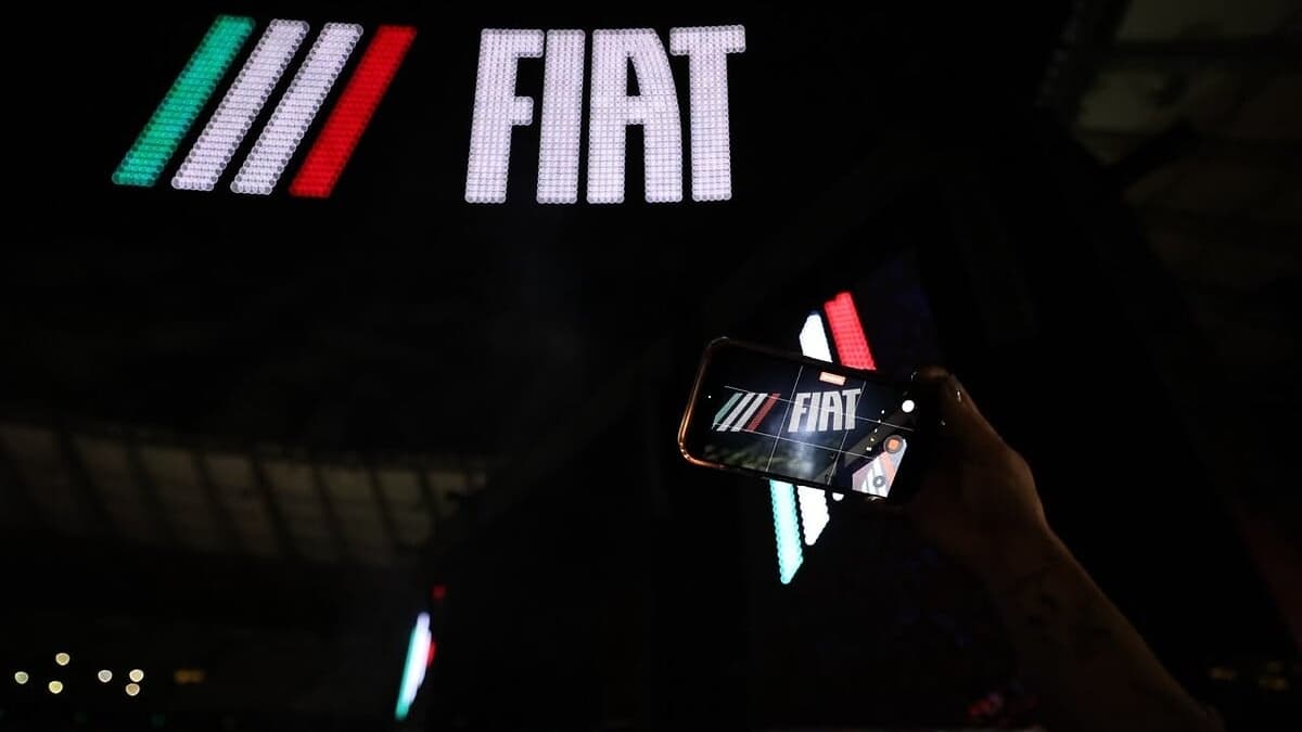Show de drones projeta o logo da Fiat no céu durante evento de 50 anos da marca no Brasil, no Mineirão