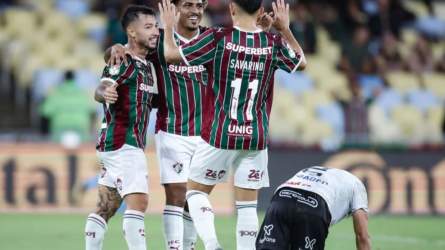 Jogadores do Fluminense comemoram gol em campo, em foto de arquivo