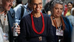 Marina Silva sorri ao lado de outras pessoas em evento em novembro de 2025, quando ainda era ministra (foto de arquivo)