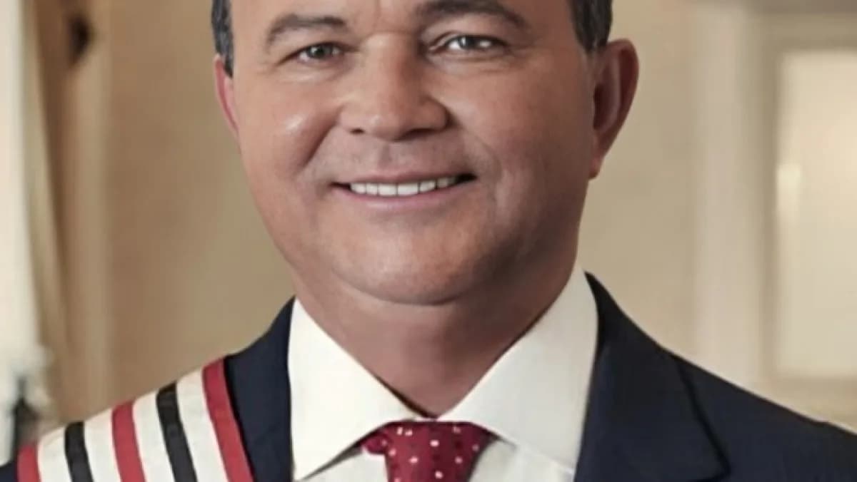 Carlos Brandão, governador do Maranhão, em retrato oficial usando a faixa de governador