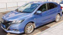 Sedã Honda Gienia na cor azul, modelo da mesma família do City vendido pela Honda