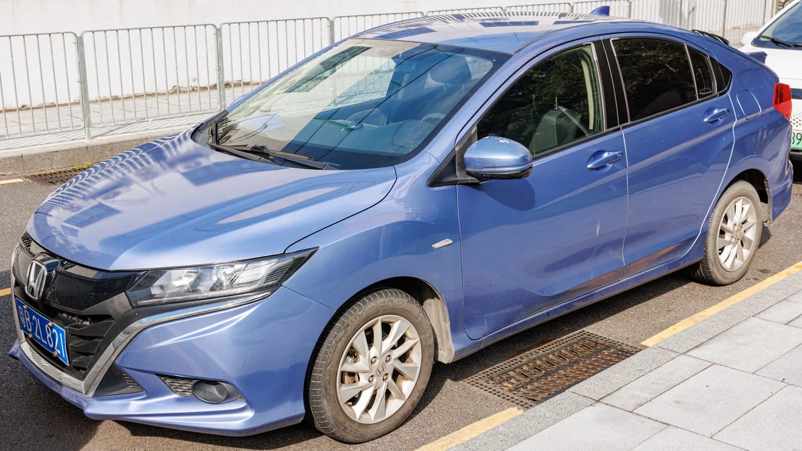Sedã Honda Gienia na cor azul, modelo da mesma família do City vendido pela Honda