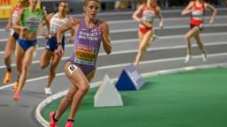 Keely Hodgkinson correndo com uniforme da Grã-Bretanha em prova de atletismo