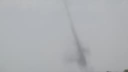 Redemoinho de vento à beira de rodovia rural em dia de calor e seca intensos, foto de arquivo ilustrativa