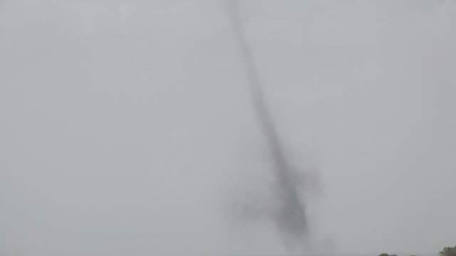 Redemoinho de vento à beira de rodovia rural em dia de calor e seca intensos, foto de arquivo ilustrativa