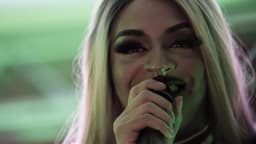 Pabllo Vittar cantando ao microfone durante show