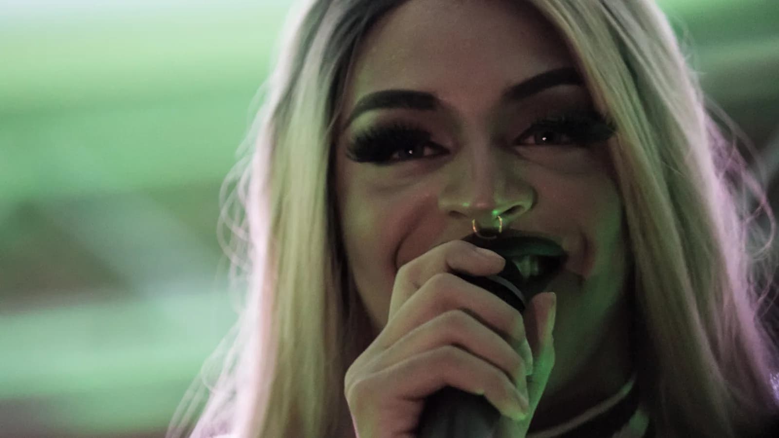 Pabllo Vittar cantando ao microfone durante show