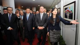 Xi Jinping visita exposição na Câmara dos Deputados, em Brasília