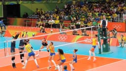 Jogadoras da seleção brasileira feminina de vôlei em ação durante partida olímpica