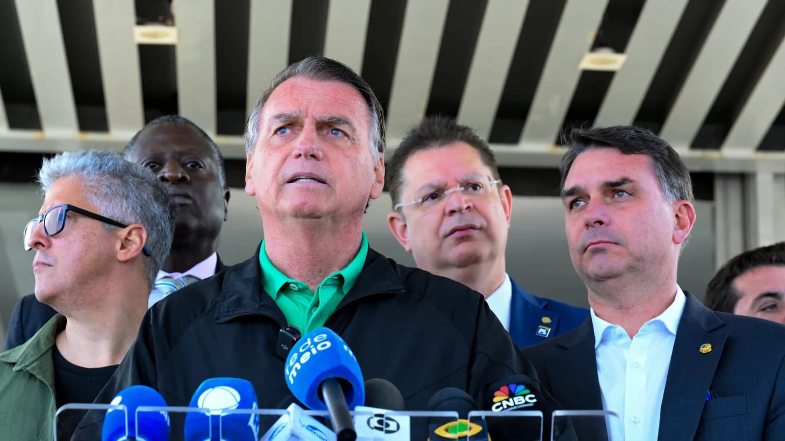Jair Bolsonaro fala em coletiva de imprensa ao lado do filho, o senador e candidato Flávio Bolsonaro