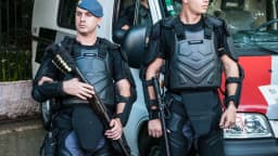 Policiais militares em equipamento tático ao lado de viatura em São Paulo