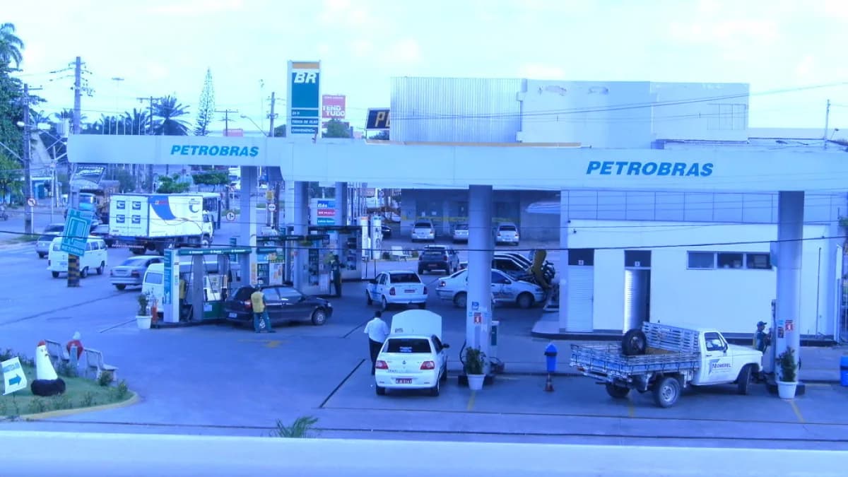 Posto de combustível da Petrobras com carros abastecendo