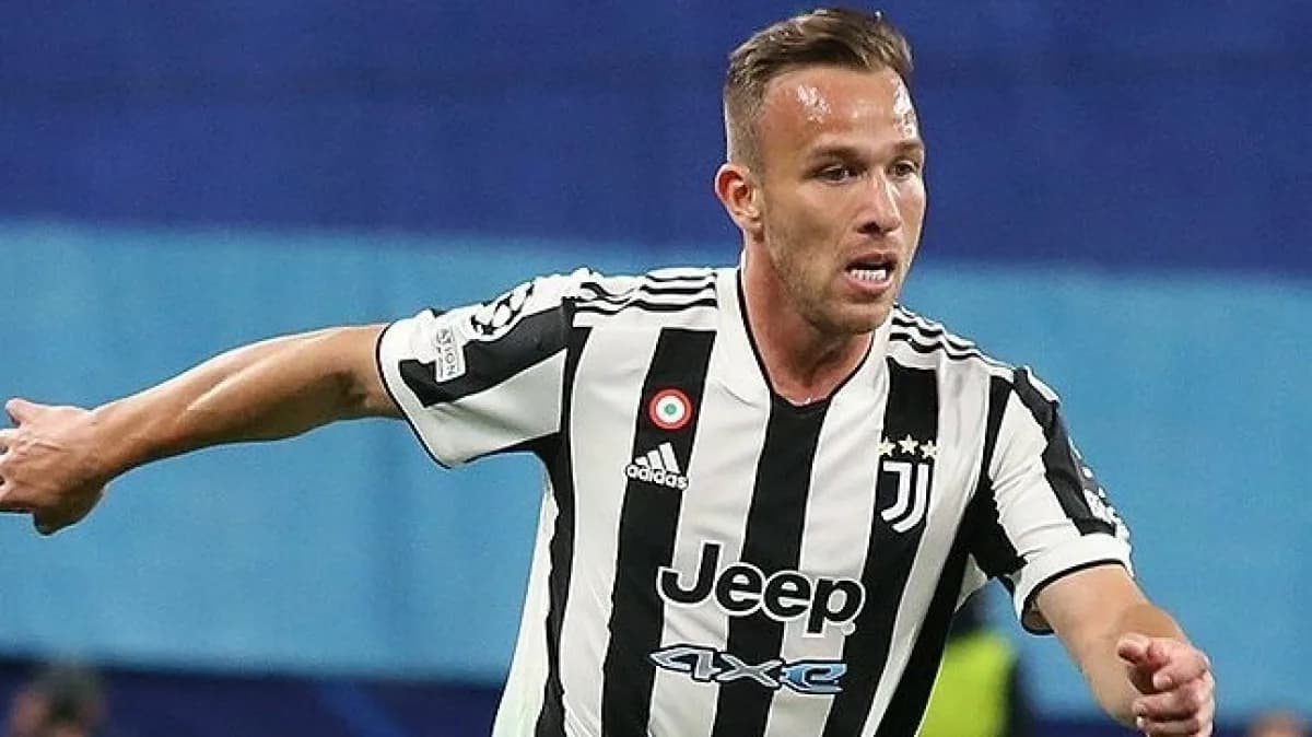 Arthur Melo conduz a bola com a camisa da Juventus em jogo da Champions League