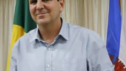 Eduardo Paes, candidato ao governo do Rio de Janeiro, sorri em foto de arquivo com bandeiras ao fundo