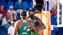 Evandro e Arthur Lanci comemoram ponto durante partida de vôlei de praia pela seleção brasileira