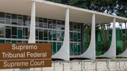 Fachada do prédio do Supremo Tribunal Federal, em Brasília, com placa de identificação em primeiro plano