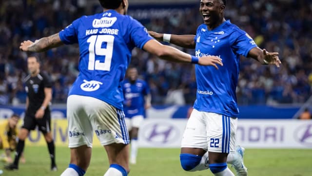 Kaio Jorge, do Cruzeiro, comemora gol com os braços abertos ao lado de companheiro de time no gramado do Mineirão