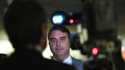 O senador Flávio Bolsonaro concede entrevista a uma equipe de TV