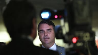 O senador Flávio Bolsonaro concede entrevista a uma equipe de TV