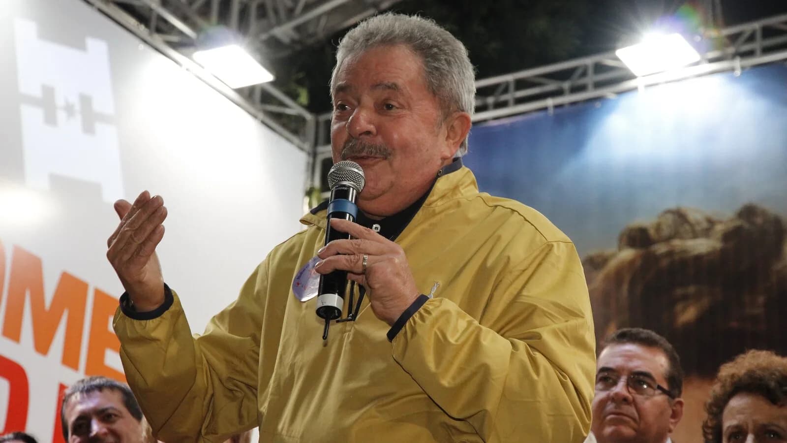 Lula discursa ao microfone em comício de campanha, foto de arquivo