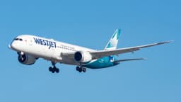 Avião da WestJet, modelo Boeing 787-9 Dreamliner, em voo