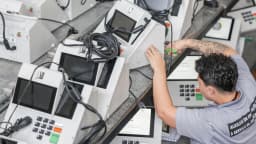 Técnico prepara urnas eletrônicas antes das eleições