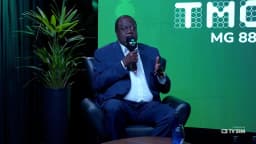 Arcanjo Pimenta, candidato ao Senado por Minas Gerais, gesticula com a mão direita enquanto fala ao microfone durante sabatina da TV Sim Brasil