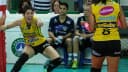 Jogadoras do Praia Clube reagem durante partida de vôlei