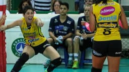 Jogadoras do Praia Clube reagem durante partida de vôlei