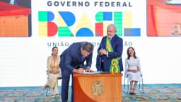 Fernando Haddad assina documento ao lado do presidente Lula em cerimônia no Palácio do Planalto (foto de arquivo, posse como ministro em 2023)