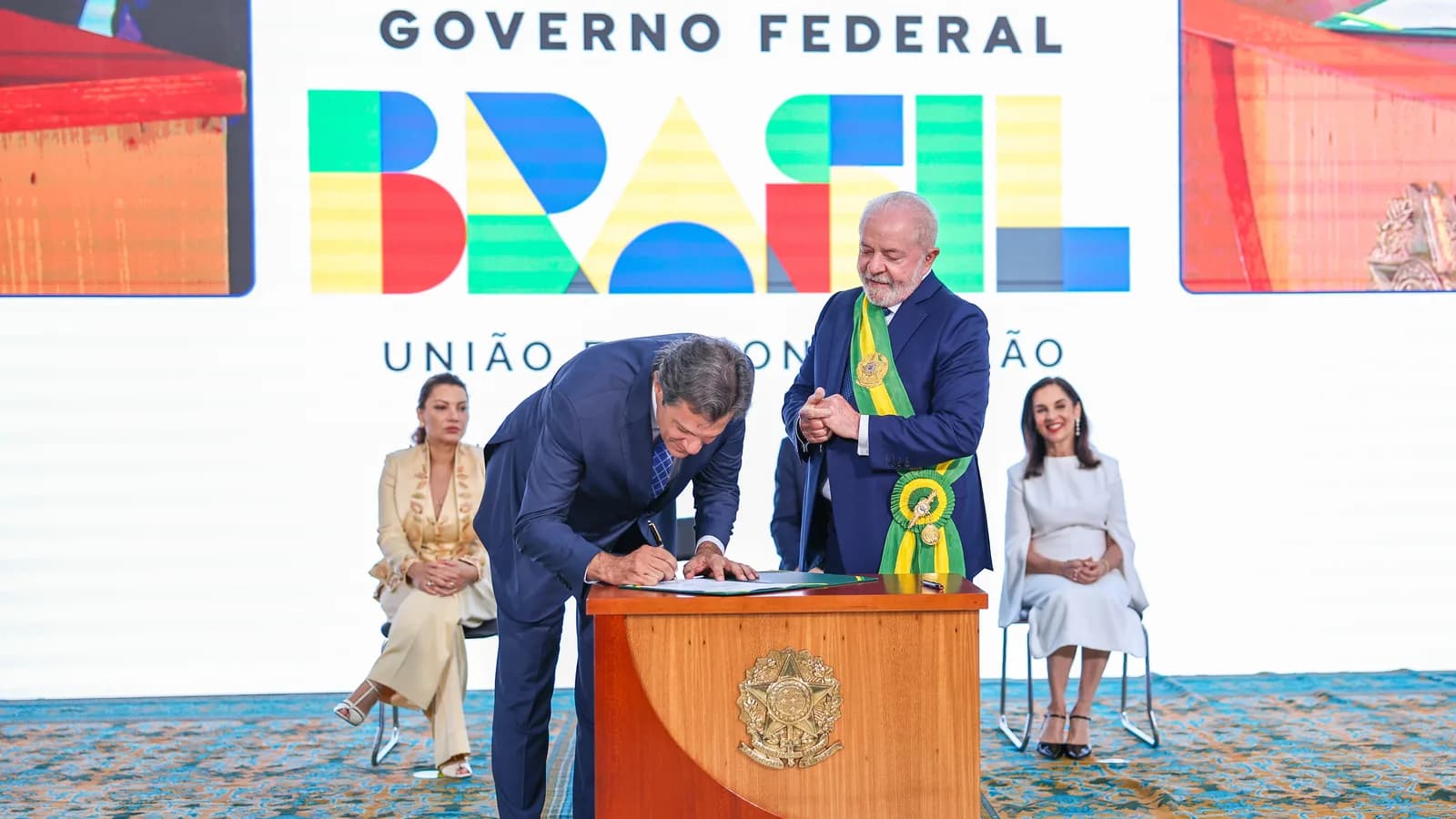 Fernando Haddad assina documento ao lado do presidente Lula em cerimônia no Palácio do Planalto (foto de arquivo, posse como ministro em 2023)