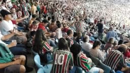 Torcedores do Fluminense nas arquibancadas de um estádio