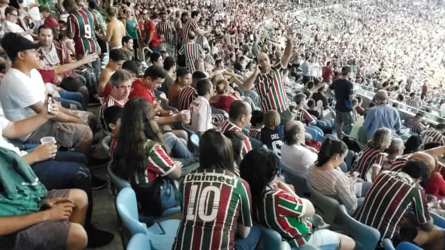 Torcedores do Fluminense nas arquibancadas de um estádio