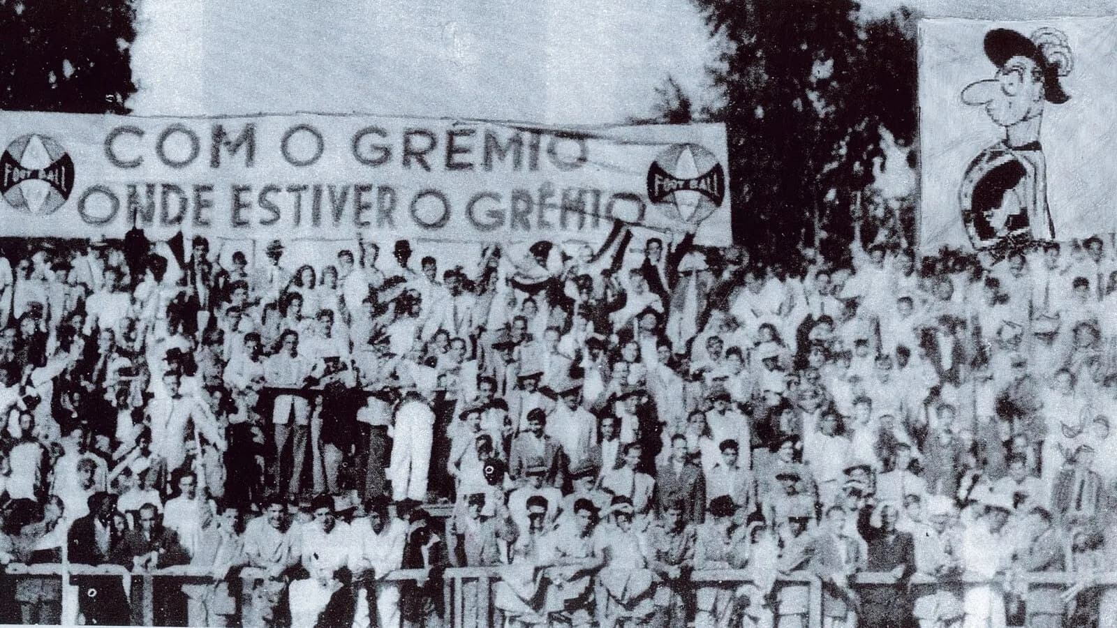 Torcida do Grêmio reunida em 1946 segurando faixa com os dizeres 'Com o Grêmio onde estiver o Grêmio', foto histórica de arquivo
